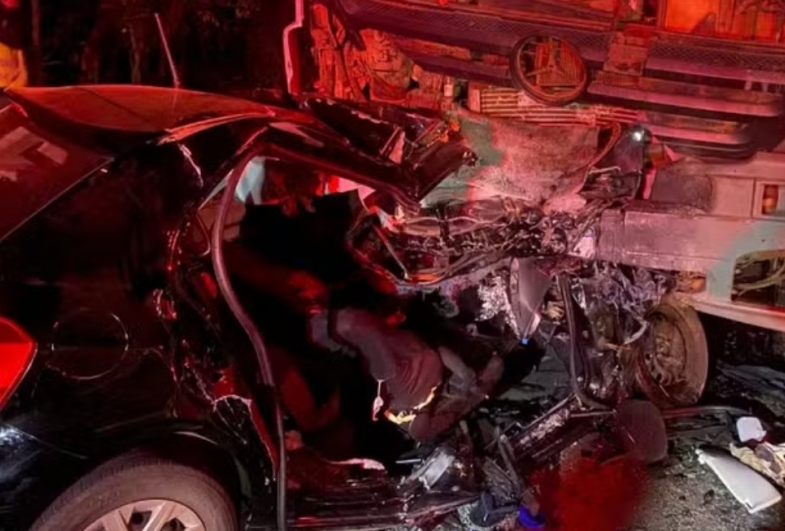 Suspeitos de esfaquear motorista de app morrem ao bater carro de frente com caminhão durante fuga em Tatuí