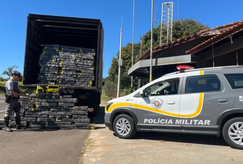 Polícia Rodoviária prende motorista com quase 1 tonelada de maconha na Raposo Tavares em Paranapanema