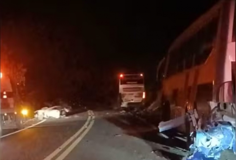 Homem morre em acidente envolvendo carro e dois ônibus na SP-287 em Piraju