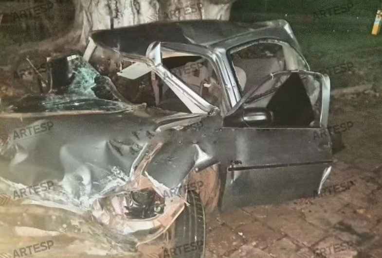 Jovem morre após bater carro em defensa metálica e ser esmagado por carreta em Ourinhos 
