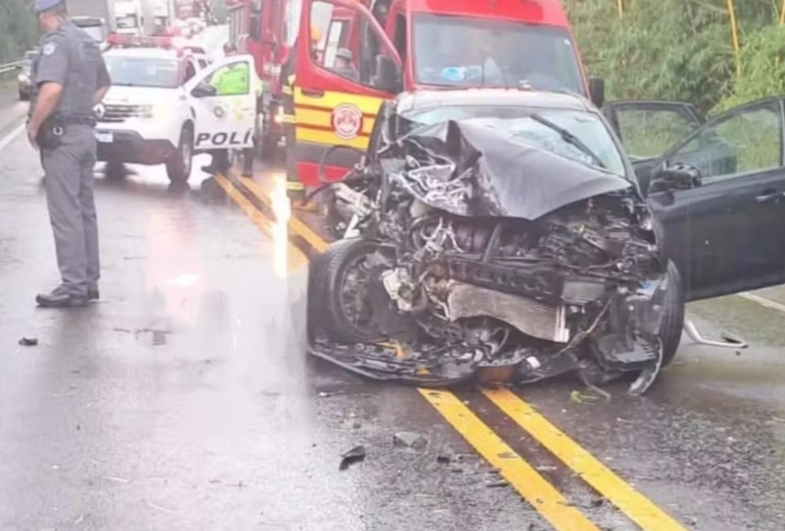 Aquaplanagem provoca batida entre dois carros e deixa feridos em rodovia em Piraju