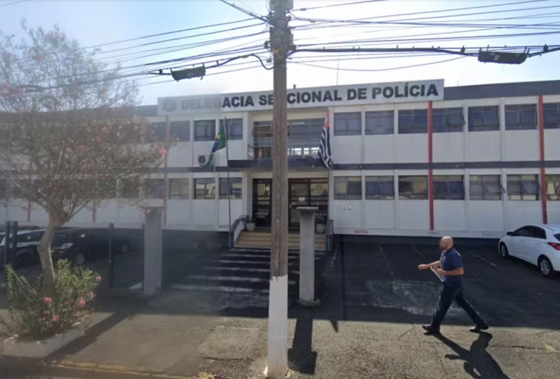 Homem é preso por suspeita de render motorista com faca e roubar carro em Avaré; adolescente foi apreendida