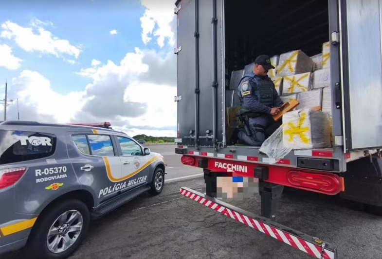 Caminhoneiro é preso por tráfico após polícia encontrar drogas em carga de óleo vegetal na Rodovia Castello Branco