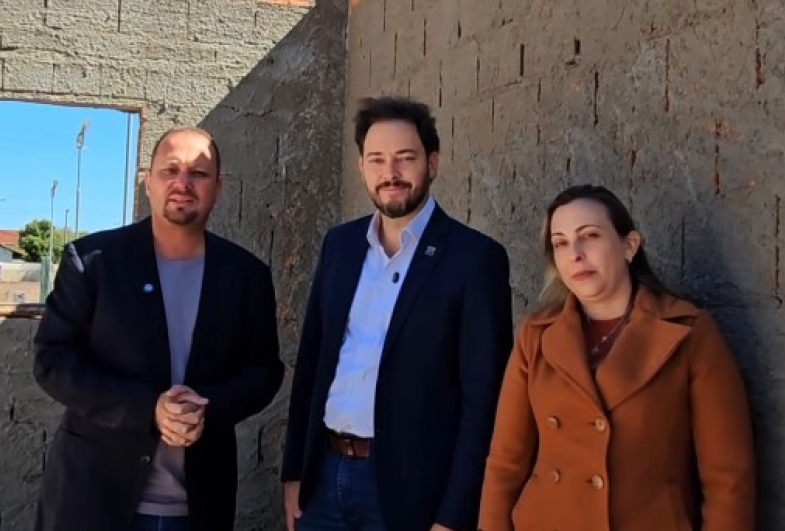 Éder Miano acompanha vistoria às obras da futura UBS Santa Rita em Taquarituba