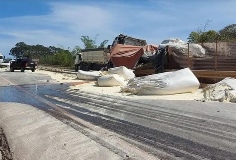 Rodovia é parcialmente interditada após caminhão tombar e espalhar carga de soja