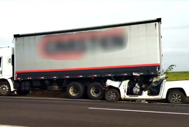 Caminhonete fica embaixo de carreta após colisão traseira no interior