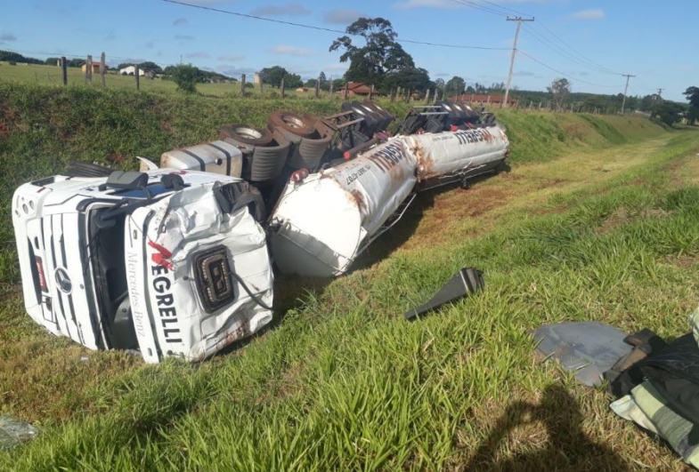 Carreta com 60 mil litros de etanol tomba na Rondon em São Manuel