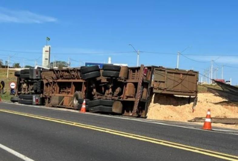 Carreta carregada de pó de serra tomba em rodovia de Botucatu