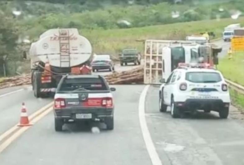 Caminhão carregado com tora de madeira tomba e rodovia fica parcialmente interditada em Itapeva