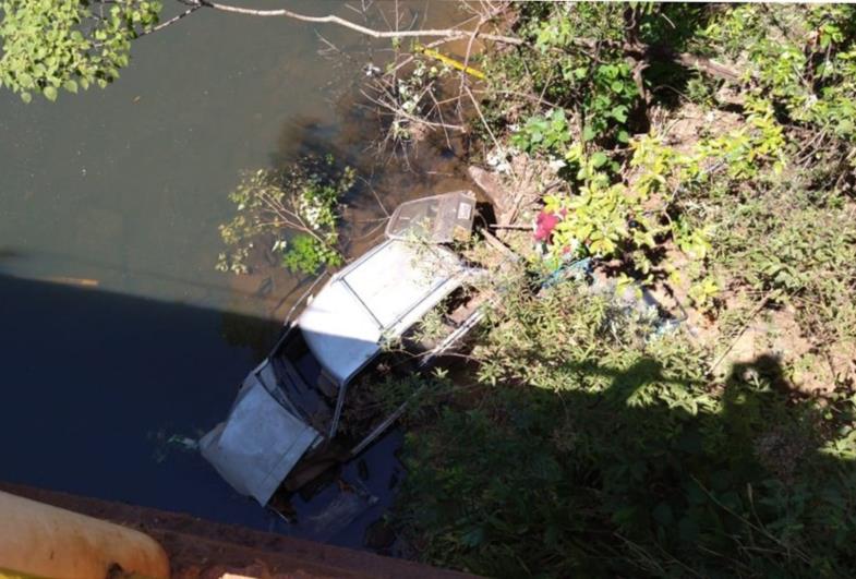 Três pessoas ficam feridas após carro cair em rio na cidade de Iaras