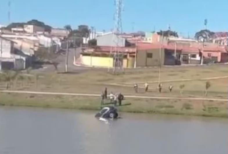 Carro desgovernado cai em lago e fica submerso em Tatuí