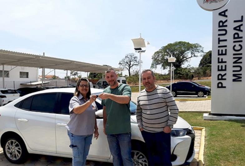 Prefeitura de Coronel Macedo adquire carro para a Educação