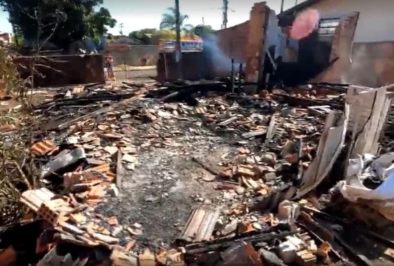 Homem morre carbonizado depois de salvar irmão de incêndio