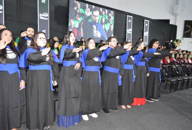 Registro do juramento realizado pelos formandos durante a cerimônia de colação de grau