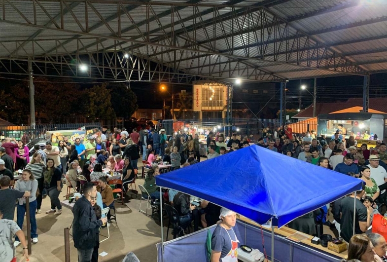 O público presente aproveitou a prêmiação junto à feira da lua