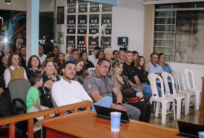 Estiveram presentes na cerimonia  amigos e parentes dos homenageados