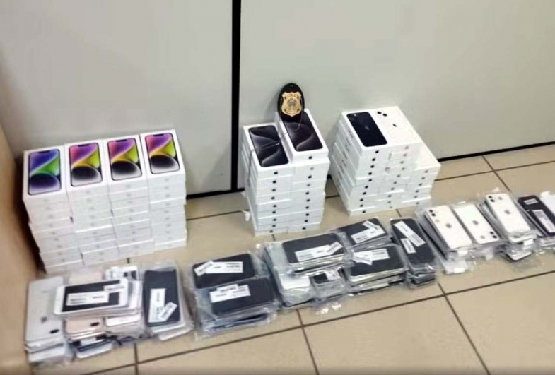 Homem é preso por descaminho transportando centenas de iPhones na Rodovia Castello Branco