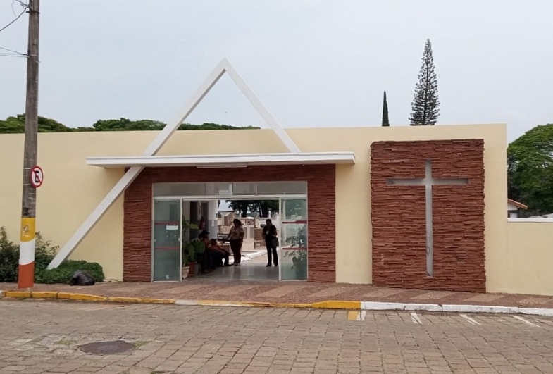 Área externa do Cemitério Municipal passa por dedetização hoje quinta-feira, 25