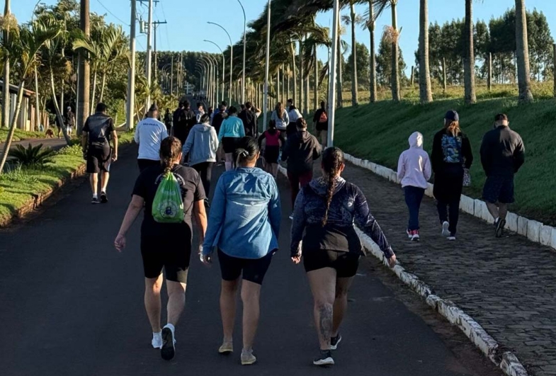 Cerca de 180 participantes estiveram  caminhando nos 12,2 km até o Camping