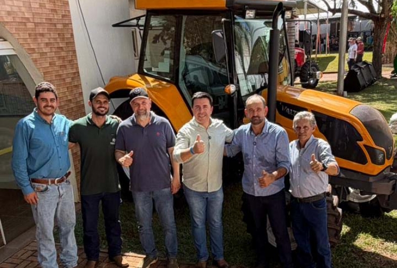 Timburi conquista novo trator e garante R$ 150 mil em convênio estadual