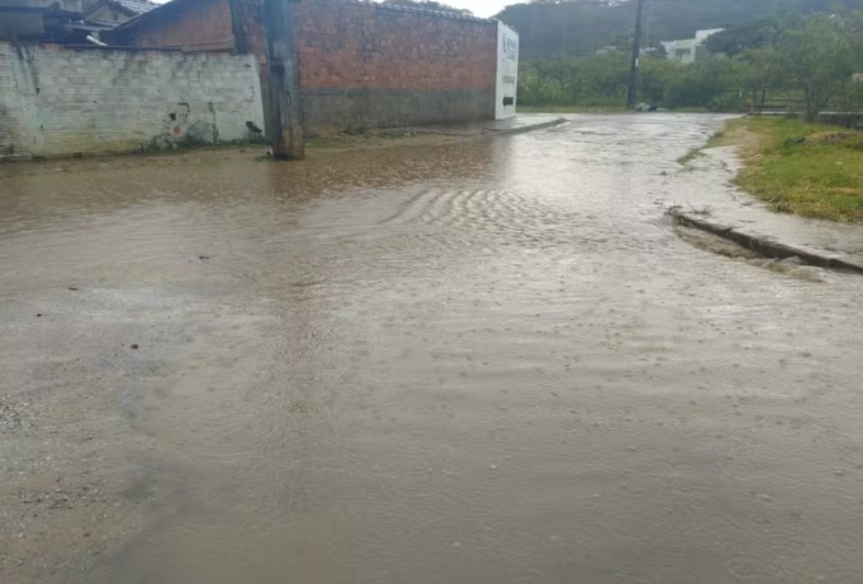 Além das rajadas de vento, também houve registro de enxurradas em Itapeva na terça-feira (27) — Foto: Reprodução/Defesa Civil de Itapeva