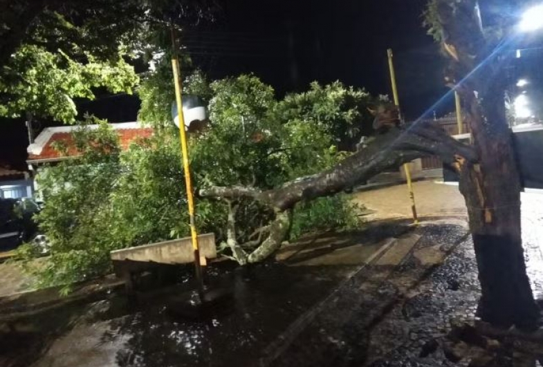 Forte chuva deixa quase metade da população de Coronel Macedo sem energia elétrica