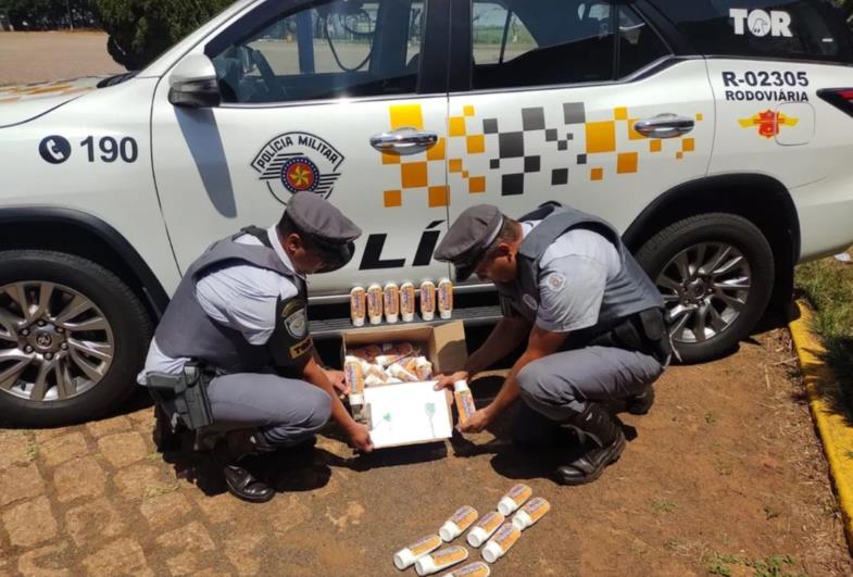 Polícia apreende cocaína dentro de frascos de creme para massagem em rodovia de Santa Cruz do Rio Pardo