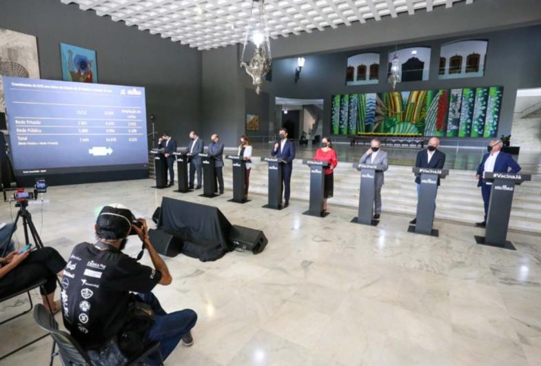 Governo de SP antecipa vacinação para profissionais da educação