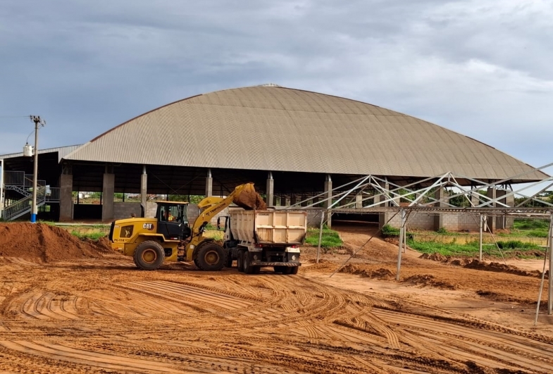 Começaram as obras de terraplanagem para mais uma construção na Emapa