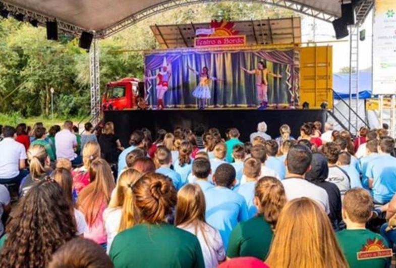 Teatro a Bordo estaciona em Itapeva com apresentações gratuitas na Praça de Eventos Zico Campolim