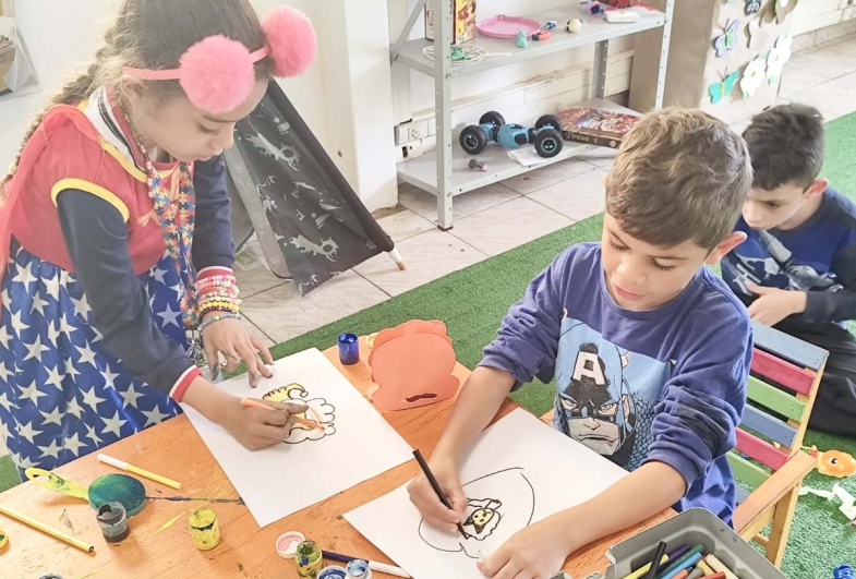 Crianças se divertem na oficina