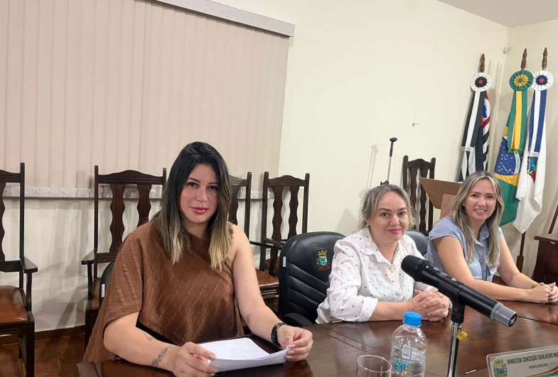 Vereadora Ana Carla Teles, vereadora  Conceição e vereadora Camila Bagnatori