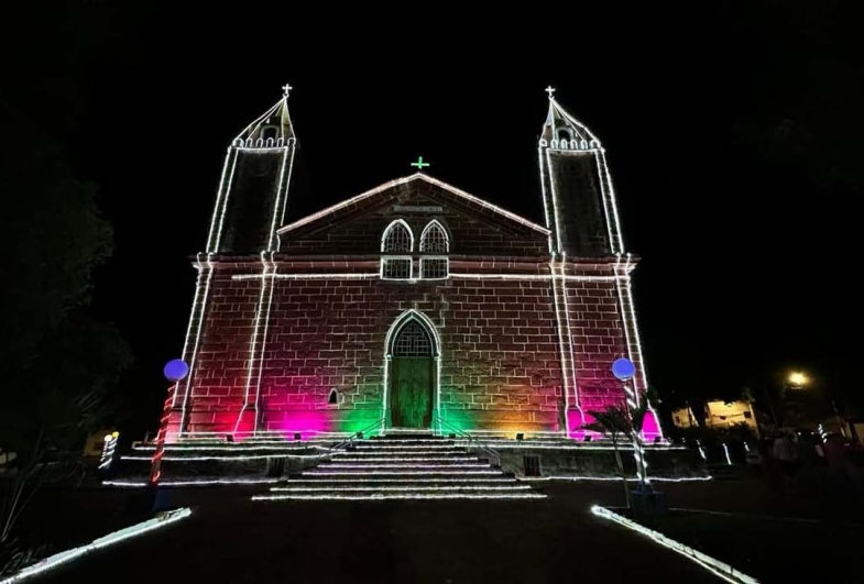 Emoção e muito brilho marcam a inauguração das decorações do Natal Espetacular em Timburi