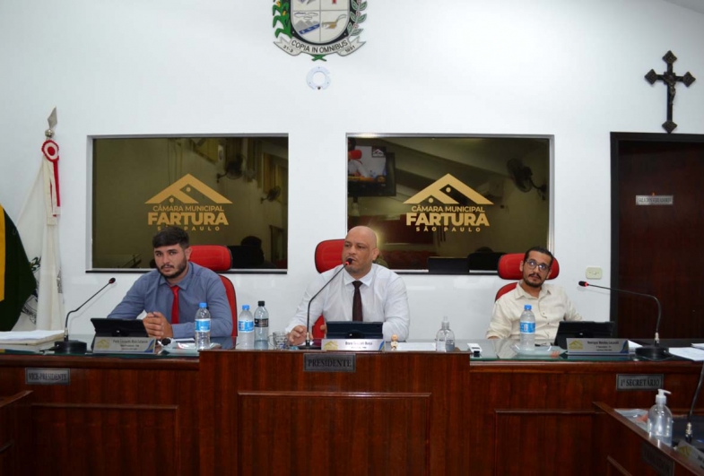 Mesa diretora formada por vice-presidente Léo Maia (PSB), presidente Bruno Guazzelli (PSD) e Professor Henrique (PT)