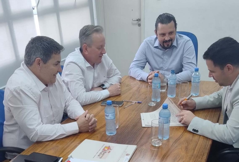 Coordenador regional Paulo Caetano, chefe de gabinete Fernando Barbosa, diretor executivo do ITESP Lucas Bresanin e prefeito Diego do Nino