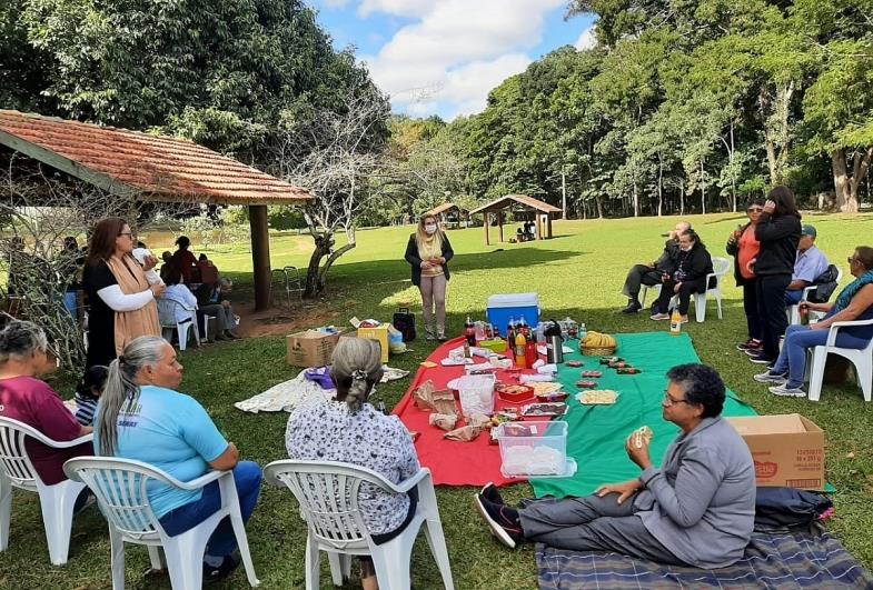 Idosos celebram Dia das Mães com piquenique no Horto