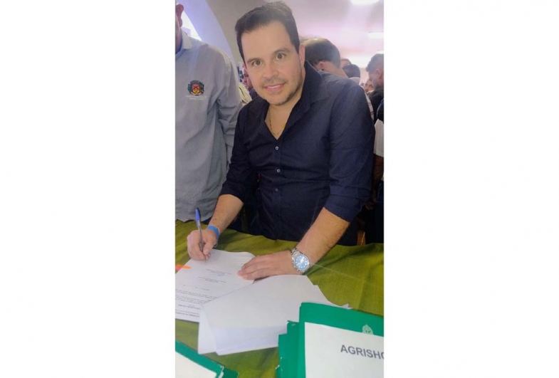 Prefeito Diego do Nino durante a assinatura  do convênio