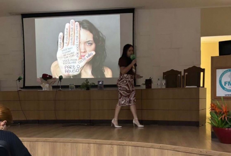 Advogada Débora durante palestra