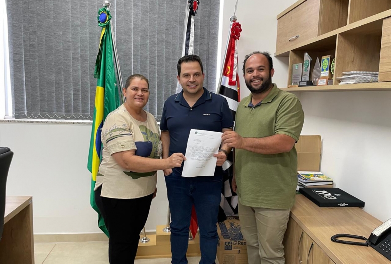 Prefeito Diego do Nino recebe assessor do deputado Luiz Carlos  Motta e vereadora Rita do Melancia para tratar de recursos da saúde