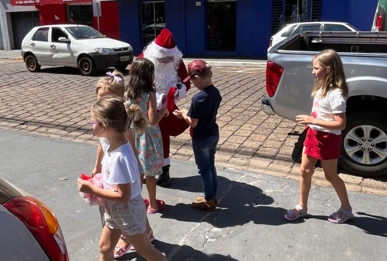 Papai Noel espalhou alegria entre as crianças  no Supermercado São Francisco