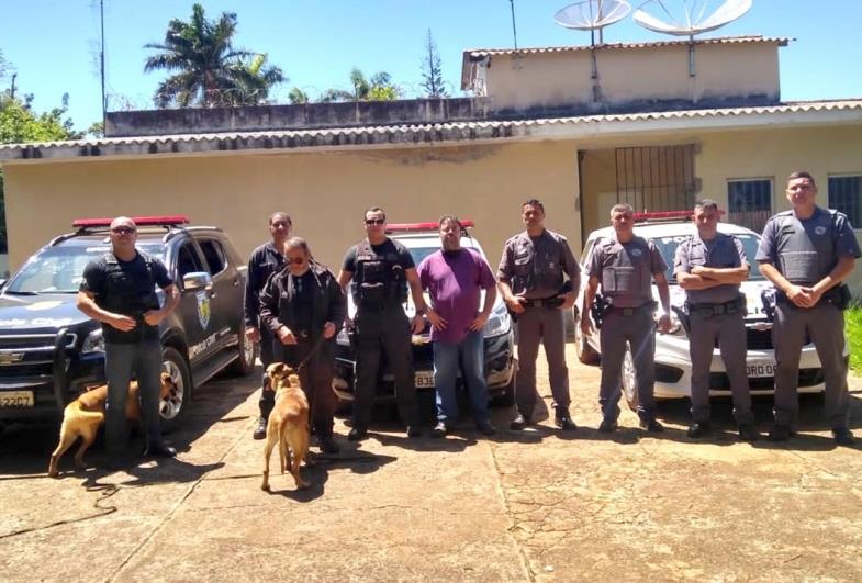 Polícia encontra droga enterrada e dupla é presa por tráfico