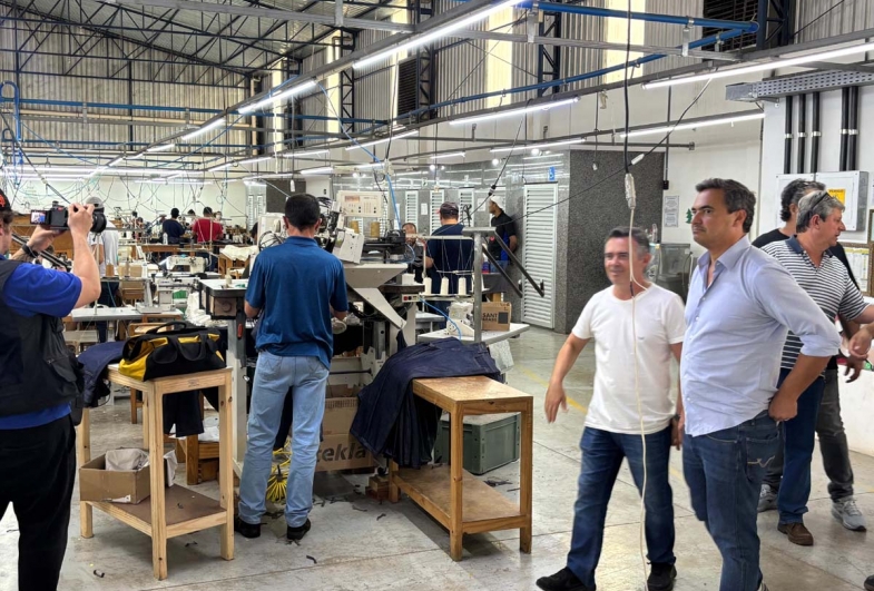 Mauru00edcio Neves visitando a confecu00e7u00e3o do empresu00e1rio Denny