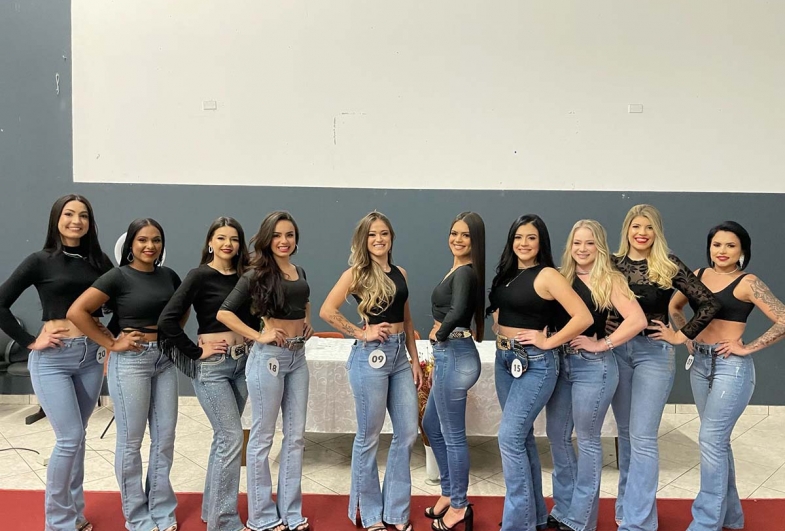 Desfile das pré-candidatas à Rainha da ExpoTaguaí 2025 reúne charme e tradição