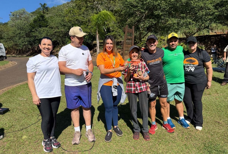 Dona Ermínia com 88 anos participou da Caminhada e recebeu da vereadora Ana Carla o troféu