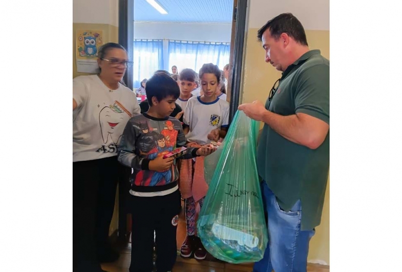 Dr. Patrick fazendo a entrega de kits