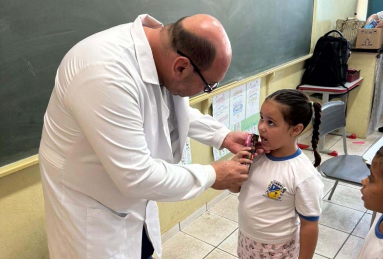 Dr. Rodolfo examinando aluna