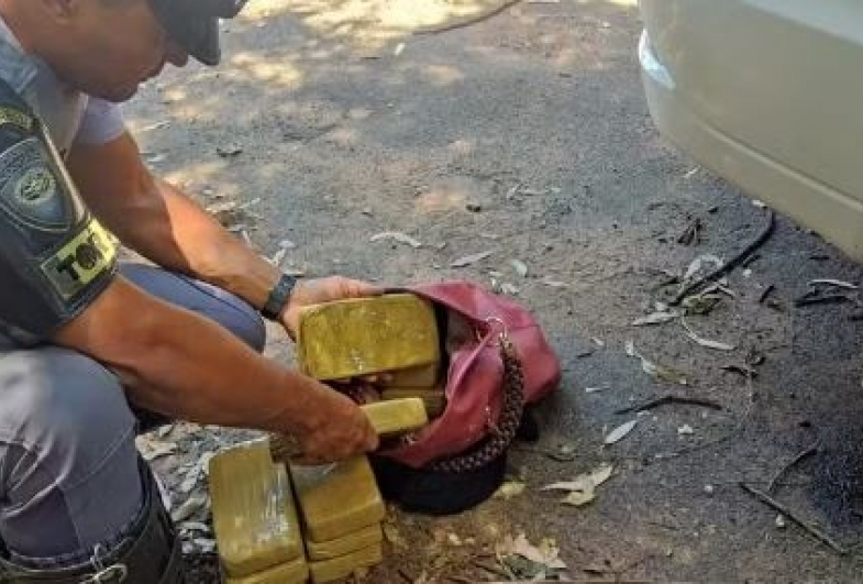 Passageira de ônibus é flagrada com tabletes de pasta base cocaína em rodovia de Bauru