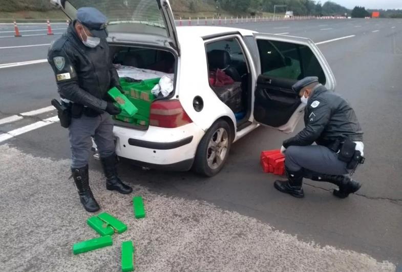 Homem é preso com quase 500 quilos de maconha dentro de carro em rodovia de Itatinga
