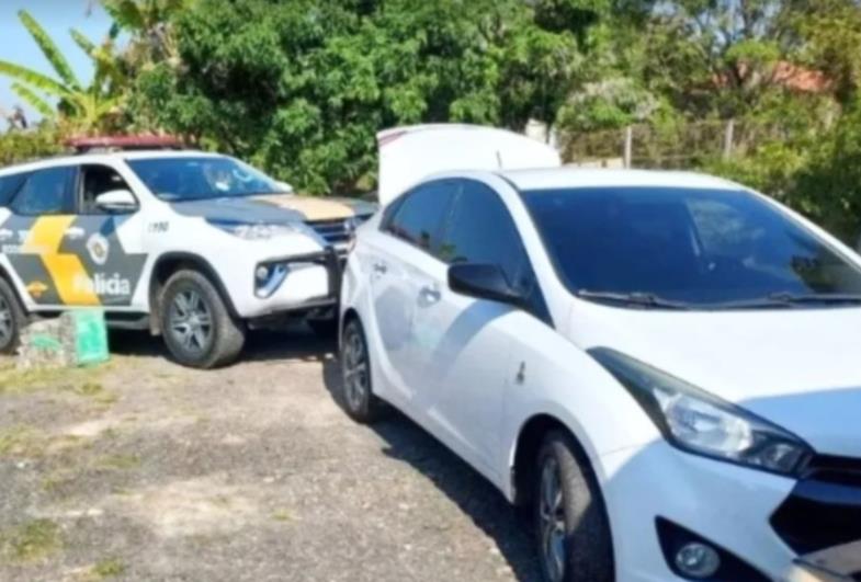 Motorista é preso transportando tijolos de maconha dentro de carro roubado