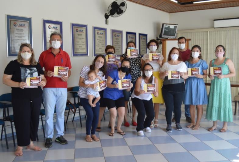 Acif entrega prêmios para ganhadores da campanha de Natal